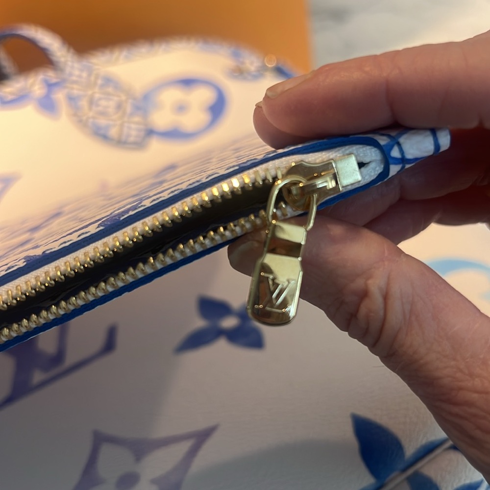 Louis Vuitton Blue and White pochette💙🤍
Listing for pouch only💙 - Picture 8 of 8
